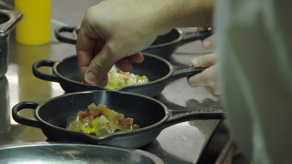 Szenenbild aus "She Chef" | Bild: Camino Szenenbild aus "She Chef" | Bild: Camino