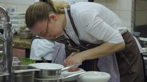 Szenenbild aus "She Chef" | Bild: Camino Szenenbild aus "She Chef" | Bild: Camino