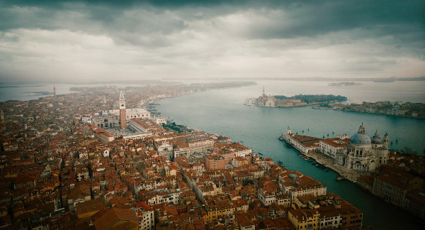 Szenenbild aus "A Haunting in Venice" | Bild: WaltDisney